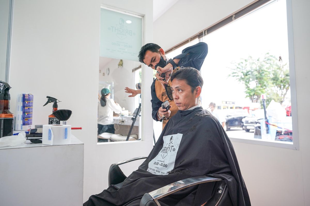 Fasilitas barbershop yang dihadirkan Serambi MyPertamina.