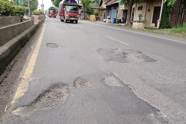 Jalan Pantura Kendal di Ketapang yang dipenuhi lubang. KOMPAS.COM/SLAMET PRIYATIN