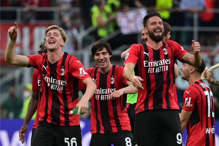 Para pemain AC Milan merayakan kemenangan 2-0 atas Atalanta pada lanjutan pekan ke-37 Liga Italia 2021-2022 di Stadion San Siro, Minggu (15/5/2022). 