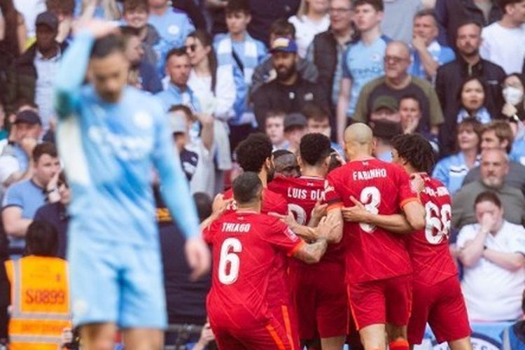 Para pemain Liverpool merayakan gol Sadio Mane ke gawang Manchester City dalam laga semifinal Piala FA, Man City vs Liverpool, di Wembley Stadium, Sabtu (16/4/2022) malam WIB.