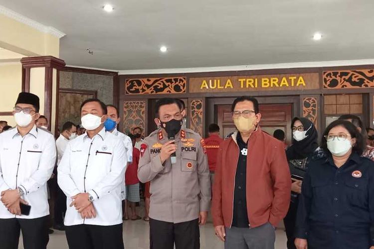 Kapolda Sumut, Irjen Pol RZ Panca Putra Simanjuntak di Mapolda Sumut bersama Komnas HAM, LPSK, Kompolnas dan Kejaksaan Tinggi Sumatera Utara setelah menggelar rapat di Mapolda Sumut pada Jumat (8/4/2022) siang memaparkan 8 tersangka kasus kerangkeng manusia di Langkat ditahan di rutan Polda Sumut.