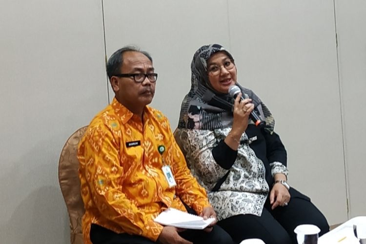 Direktur Pencegahan dan Pengendalian Penyakit Tular Vektor dan Zoonotik Kementerian Kesehatan (Kemenkes) Siti Nadia Tarmizi (kanan) dalam konferensi pers di Kantor Kemenkes, Kuningan, Jakarta Pusat, Rabu (11/3/2020). 