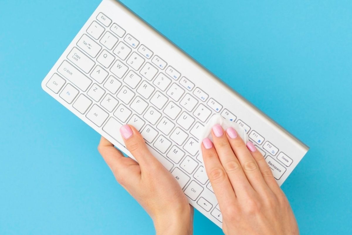 Ilustrasi membersihkan keyboard