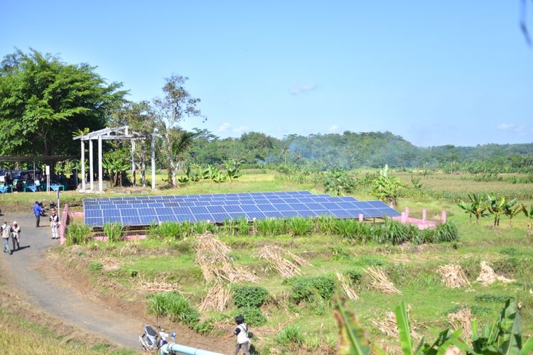Instalasi pembangkit listrik tenaga surya (PLTS) untuk pompa air di Desa Kaliurip, Kecamatan Purwojati, Kabupaten Banyumas. Foto diambil Rabu (29/6/2022).