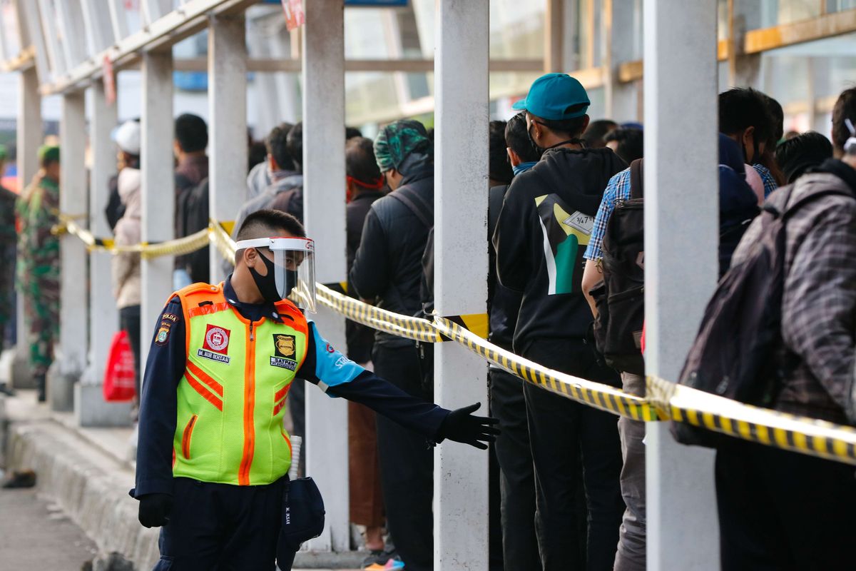 Petugas menggunakan face shield dan masker di Stasiun Kota Bogor, Selasa (9/6/2020). Pihak stasiun menerapkan protokol kesehatan kepada petugas dan penumpang KRL commuter line untuk mengurangi penyebaran virus Covid-19.