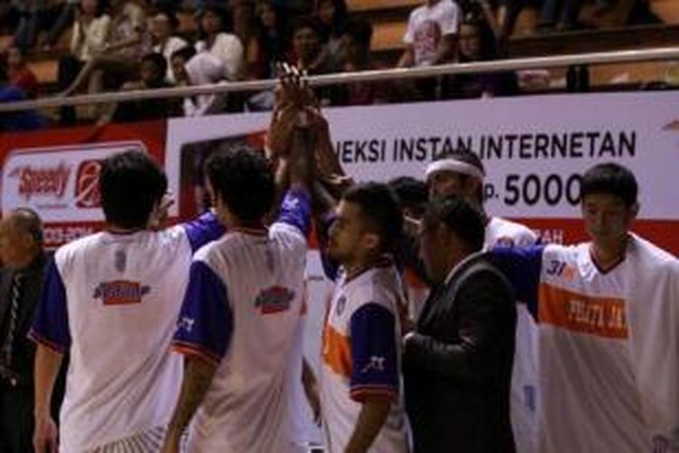Tim basket Pelita Jaya Energi-MP Jakarta melakukan tos sebelum bertanding melawan Hangtuah Sumsel IM pada laga lanjutan pramusim National Basketball League (NBL) 2013, di DBL Arena Surabaya, Rabu (25/9/2013).