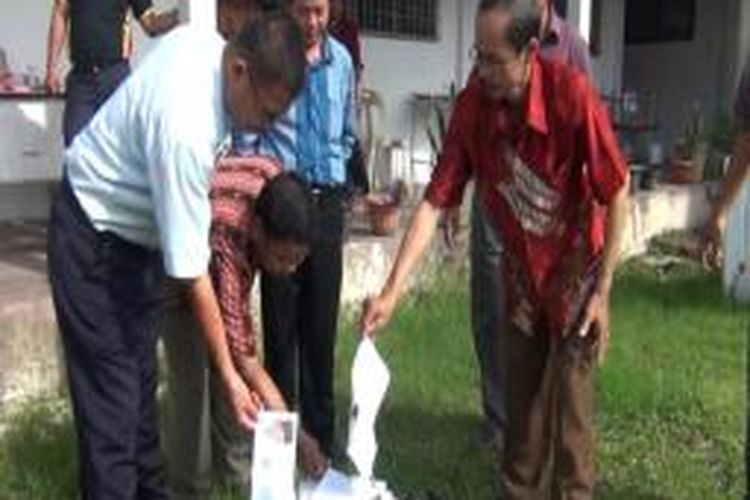 Sejumlah Guru-guru melakukan pembakaran surat yang berasal dari Prabowo Subianto