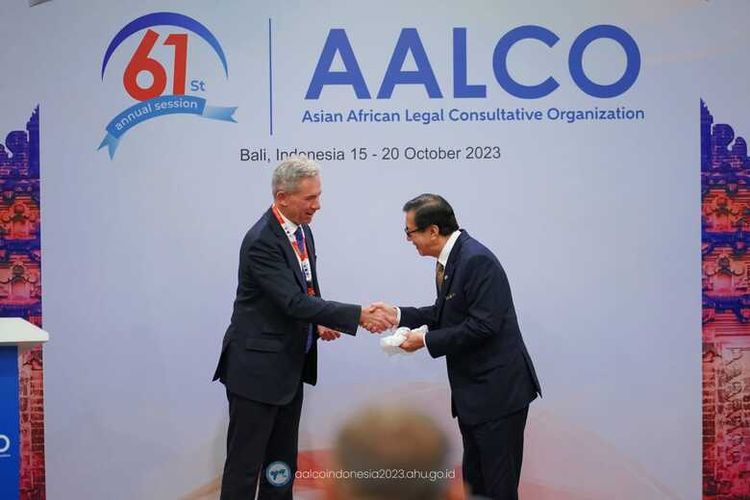Serah terima tampuk kepemimpinan AALCO oleh Uma Shekar kepada Yasonna Laoly di Bali, Senin (16/10/2023) 