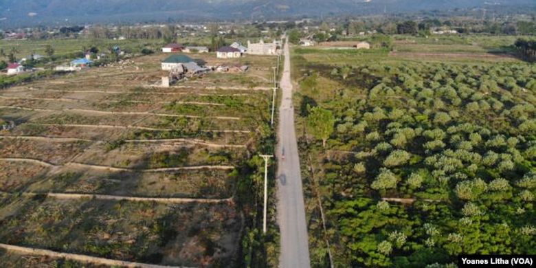 Tampak udara areal persawahan di desa Lolu, Sigi, yang dalam dua tahun terakhir tidak dapat ditanami padi akibat kerusakan saluran irigasi oleh bencana alam gempa bumi 2018, Jumat, 30 Oktober 2020. 