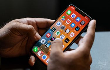 ilustrasi iPhone user