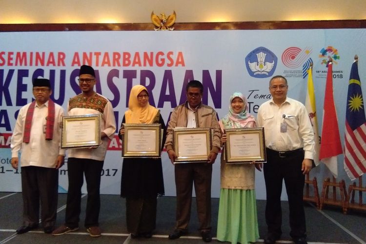 Ketua Majelis Sastra Asia Tenggara sekaligus Kepala Badan Bahasa Kemendikbud Dadang Sunendar berfoto dengan peraih penghargaan Sastrawan Muda Asia Tenggara di Hotel Sari Pan Pasifik Jakarta, Senin (11/09/17). 