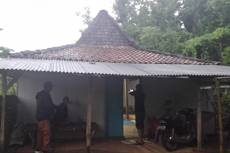 Inilah salah satu rumah warga Desa Watu Bonang, Kecamatan Badegan, Kabupaten Ponorogo yang dijual pemiliknya senilai Rp 20 juta untuk dijadikan bekal pindah ke Malang. Warga nekat menjual rumahnya setelah termakan isu kiamat dari tokoh Toriqoh Musa, Katimun. 