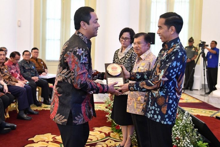 Presiden Republik Indonesia, Joko Widodo mengapresiasi Wali Kota Semarang Hendrar Prihadi (Hendi), dengan memberikan secara langsung penghargaan Anugerah Dana Rakca. 