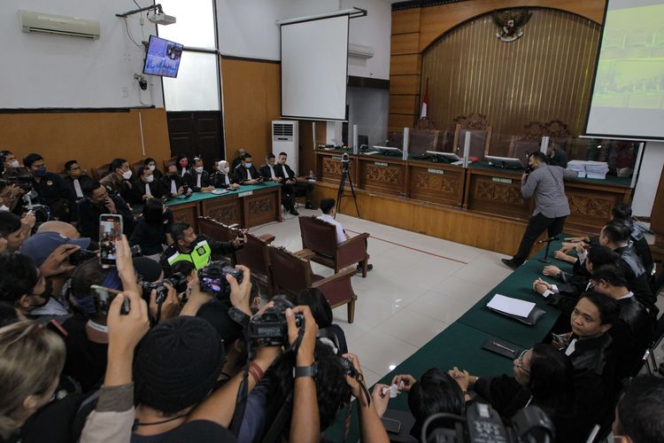 Pengunjung berdesakan untuk menyaksikan sidang vonis terdakwa kasus dugaan pembunuhan berencana terhadap Nofriansyah Yosua Hutabarat atau Brigadir J, Richard Eliezer di Pengadilan Negeri Jakarta Selatan, Rabu (15/2/2023).