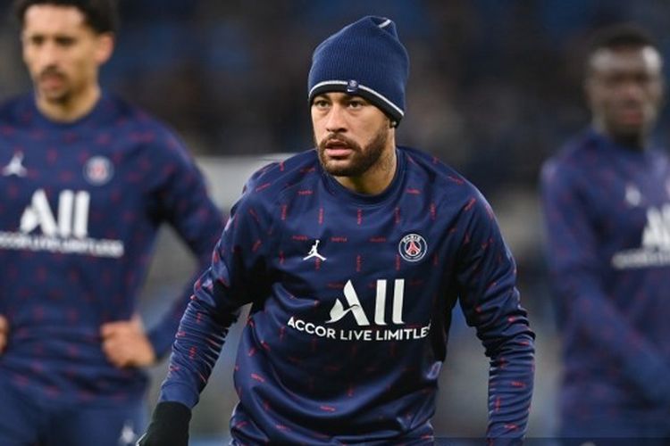 Bintang Paris Saint-Germain, Neymar, melakukan pemanasan dengan rekan satu timnya menjelang pertandingan melawan Manchester City pada Grup A Liga Champions, 24 November 2021.