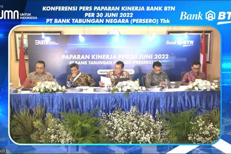 Direktur Utama Bank BTN Haru Koesmahargyo (tengah) saat konferensi pers paparan kinerja Semester I 2022, Kamis (15/9/2022).