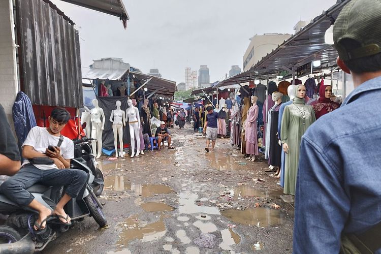 Jalanan Pasar Tasik, Cideng Timur, Jakarta Pusat, terlihat becek dan berlubang, Kamis (2/3/2023). (KOMPAS.com/XENA OLIVIA)