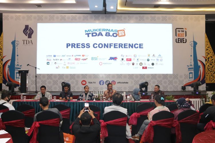 Komunitas Pengusaha TDA menggelar konferensi pers dalam Mukernas TDA di Yogyakarta, Rabu (30/8/2023)