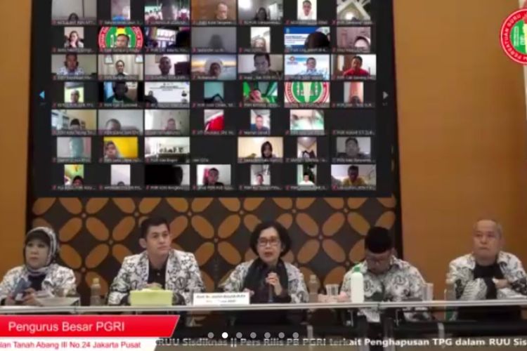 Ketua Umum Pengurus Besar PGRI, Unifah Rosyidi dalam konferensi pers, di Jakarta, Minggu, 28 Agustus 2022 terkait hilangnya ayat tunjangan profesi guru dalam RUU Sisdiknas.