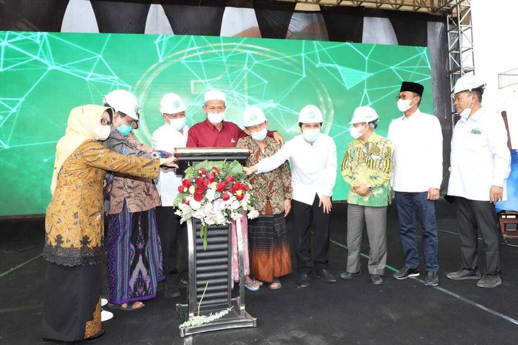 Pelaksanaan Ground Breaking Menara 17 PWNU Jatim yang memiliki Luas 2.001 meter persegi dilaksanakan di Parkir Utama Jatim I Jl. Masjid Agung Timur No 9 Surabaya, Minggu (3/10/2021).