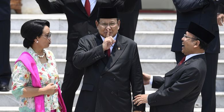 Menteri Luar Negeri Retno Marsudi (kiri) berbincang dengan Menteri Pertahanan Prabowo Subianto (tengah) dan Mensesneg Pratikno sebelum sesi foto bersama Kabinet Indonesia Maju di beranda Istana Merdeka, Jakarta, Rabu (23/10/2019). ANTARA FOTO/Puspa Perwitasari/foc.