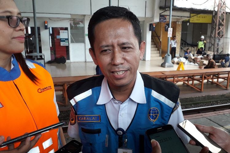 Kepala Balai Teknik Jakarta-Banten Ditjen Perkeretaapian Kementerian Perhubungan Jumardi di Stasiun Jatinegara, Jumat (12/4/2019).