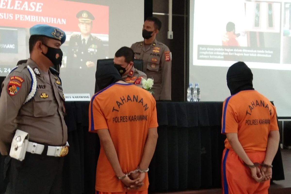 Polisi mengungkap kasus pembunuhan pengepul beras oleh istri dan selingkuhan saat rilis di Mapolres Karawang, Senin (24/1/2022).