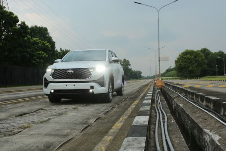 Toyota Kijang Innova Zenix Hybrid lagi tes jalan di pabrik TMMIN, Karawang, Jawa Barat.