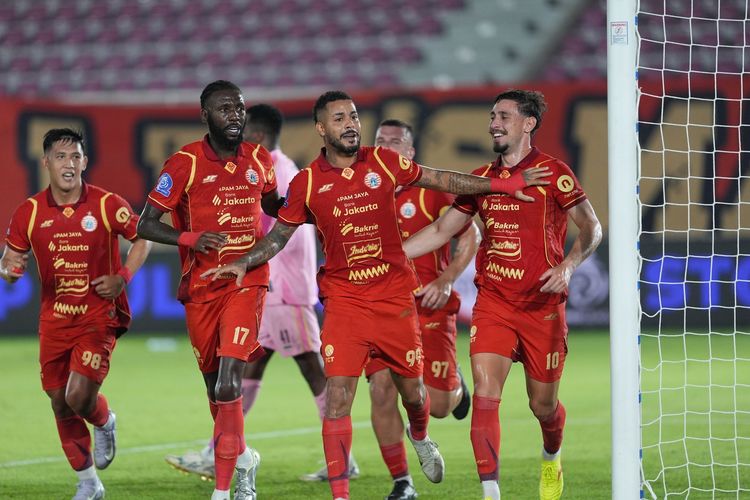 Penyerang Persija Jakarta, Maxwell Souza, merayakan gol pada pertandingan Super League 2025-2026 Persija vs PSBS Biak bergulir di Stadion Manahan, Solo, pada Jumat (31/10/2025).