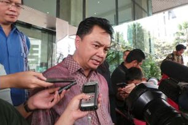 Dino Patti Djalal, seusai menjenguk mantan Menpora Andi Mallarangeng, di Rutan KPK, Jakarta, Selasa (13/1/2014).