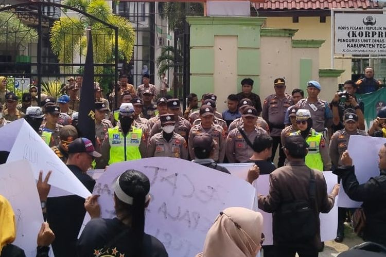 Prihatin tawuran pelajar marak hingga sampai memakan korban, warga menggelar aksi damai di depan Kantor Disdikbud Kabupaten Tegal, Jawa Tengah, Kamis (16/3/2023).