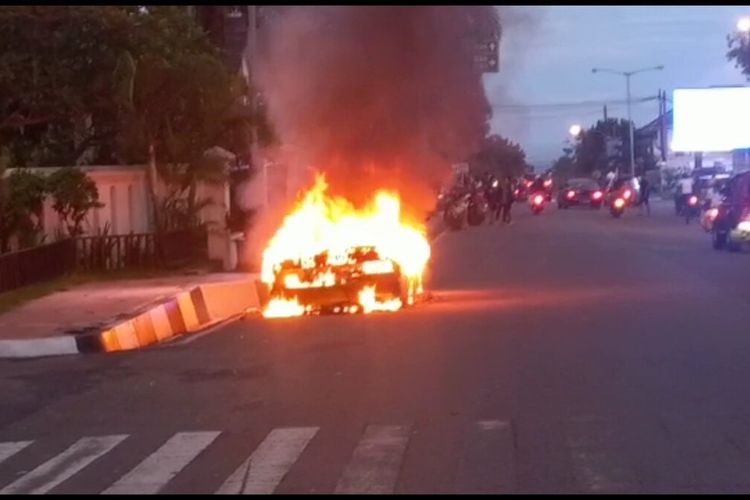 Satu unit kendaraan roda empat tiba-tiba terbakar di depan Pendopo Bupati Pandeglang, Minggu (1/1/2023).