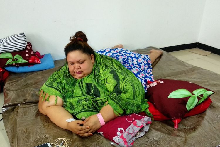 Titi Wati (37) alias Titin melakukan timbang berat badan di RS Doris Sylvanus Palangkaraya, Senin (14/1/2019).