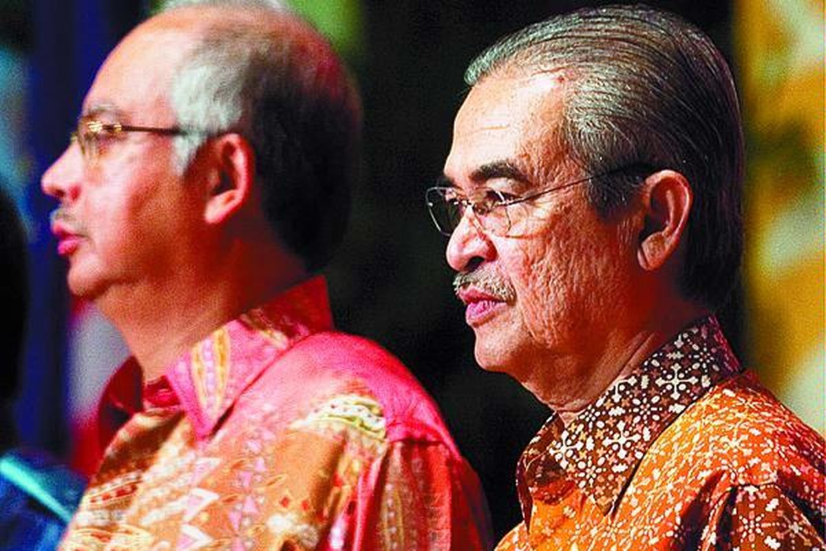 Perdana Menteri Malaysia yang juga Presiden Organisasi Nasional Melayu Bersatu (UMNO) Abdullah Ahmad Badawi (kanan) bersama deputinya, Najib Razak, di Kuala Lumpur, Minggu (6/4). Badawi memastikan Najib Razak sebagai penggantinya.  