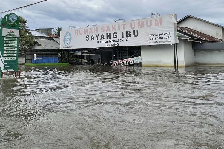 Suasana rumah sakit umum yang terendam banjir di kawasan Lintas Melawi di Sintang, Kalimantan Barat, Minggu (14/11/2021). BPBD Kabupaten Sintang menyatakan sebanyak 12 kecamatan di kabupaten setempat terdampak banjir yang disebabkan meluapnya debit air Sungai Kapuas dan Sungai Melawi di wilayah setempat.
