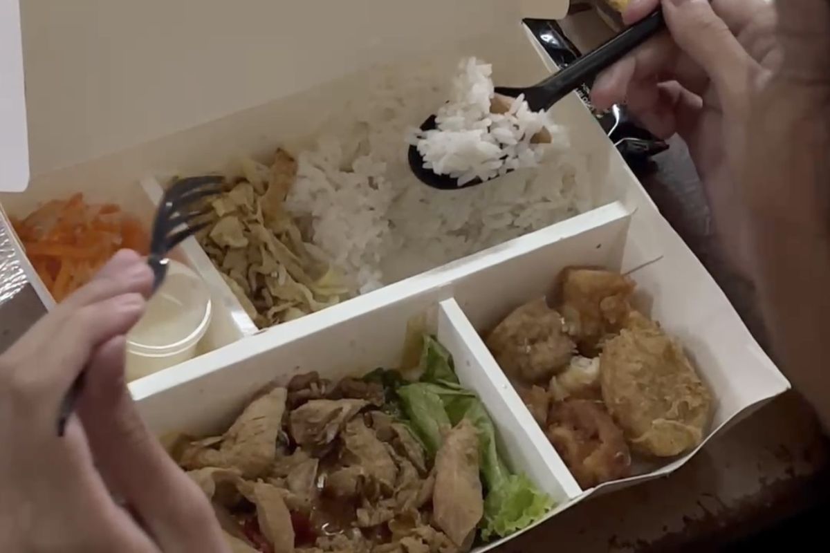Menu uji coba program makan bergizi gratis (MBG) di Sekolah Menengah Atas Negeri (SMAN) 70 Jakarta Selatan. Foto : FIRDA JANATI)