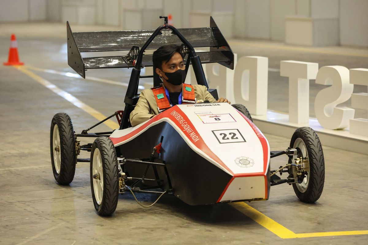 Mobil listrik karya tim Yacaranda dari Universitas Gajah Mada (UGM) dipamerkan di ajang Periklindo Electric Vehicle Show (PEVS) 2022 di JIExpo Kemayoran, Senin (25/7/2022).