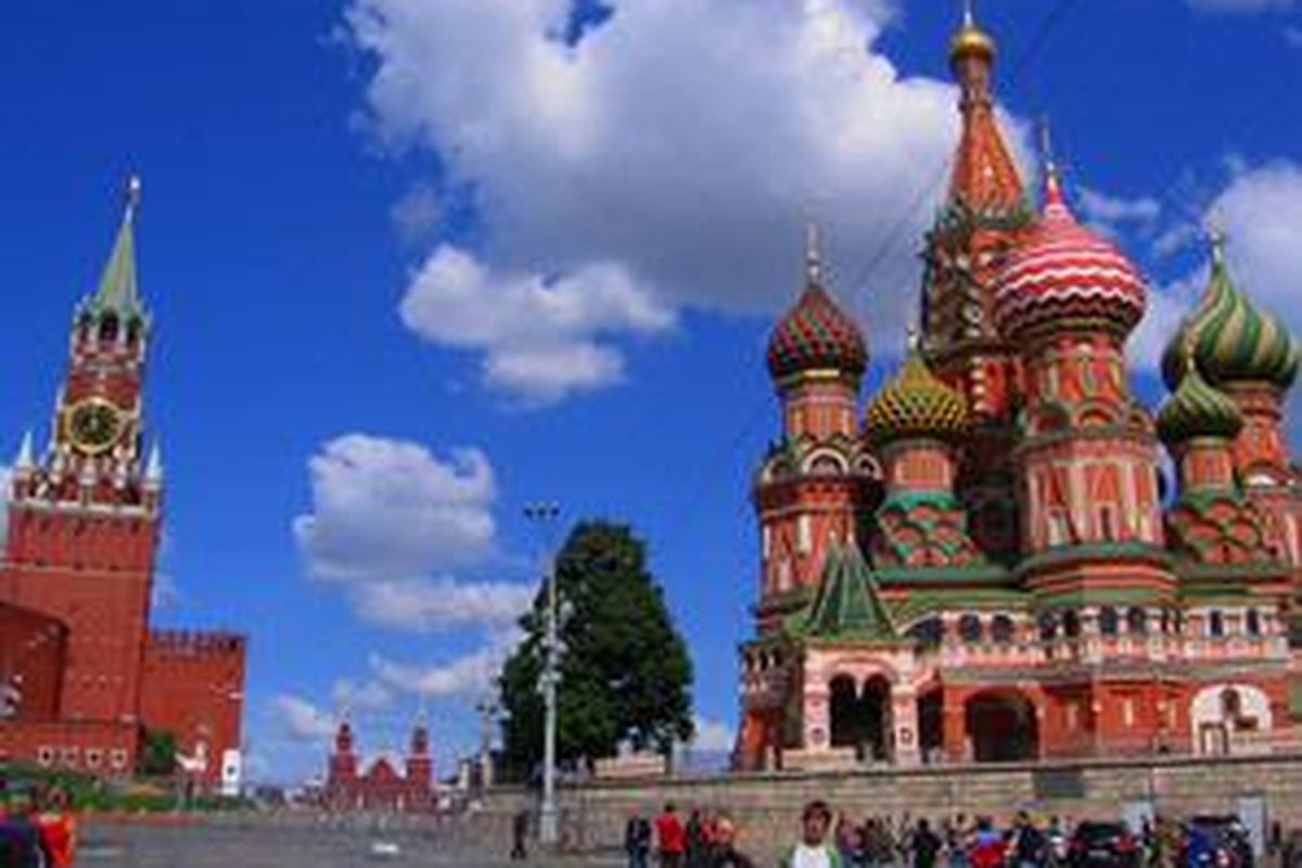 Sembilan kubah berwarna atraktif yang menghiasi pucuk-pucuk Cathedral of Saint Basil the Blessed atau Katedral Intersesi atau Pokrovsky Cathedral atau lebih dikenal dengan Katedral St Basil terberkati.