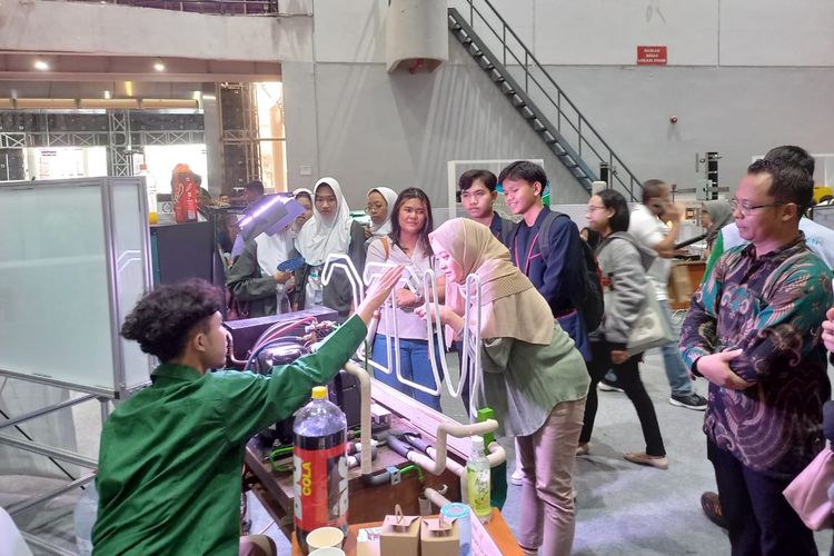 Para pengunjung Festival Pelatihan Vokasi (FPV) dan Job Fair Nasional 2023 di Jakarta International Expo atau Arena JIExpo Kemayoran.
