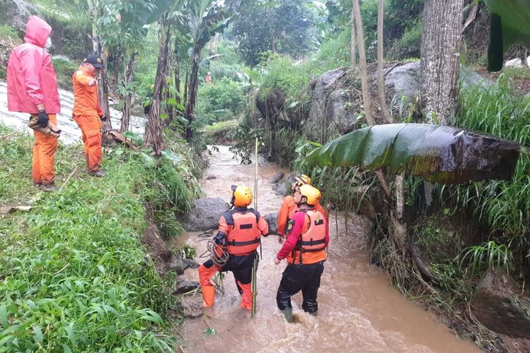 Petugas SAR gabungan tengah melakukan pencarian korban ibu dan anak yang hilang terseret air sungai anak Cikapundung di Kecamatan Lembang, Kabupaten Bandung Barat, Kamis (23/12/2021).
