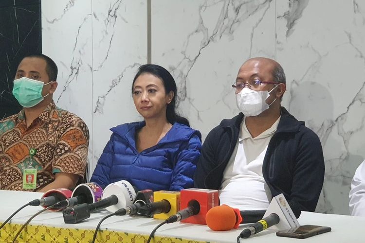 Asri Welas menghadiri konferensi pers mengenai perkembangan kesehatan anaknya, Gibran di rumah sakit Meilia Cibubur, Jakarta Timur pada Jumat (16/6/2023).