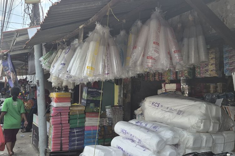 Harga plastik di Pasar Bukit Duri, Jakarta Selatan, mengalami kenaikan. Harga plastik. Harga plastik naik.