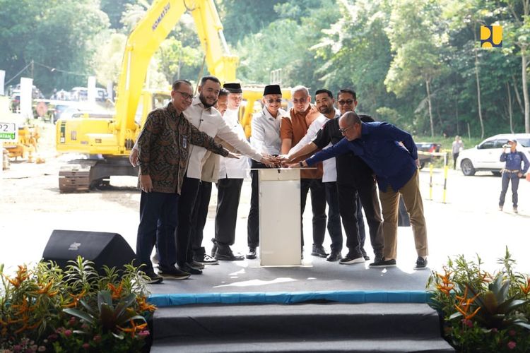 Menteri Pekerjaan Umum (PU) Dody Hanggodo meresmikan dimulainya pembangunan Flyover Panorama I atau Flyover Sitinjau Lauik I di Kecamatan Lubuk Kilangan, Kota Padang, Sumatera Barat, Sabtu (3/5/2025). 
