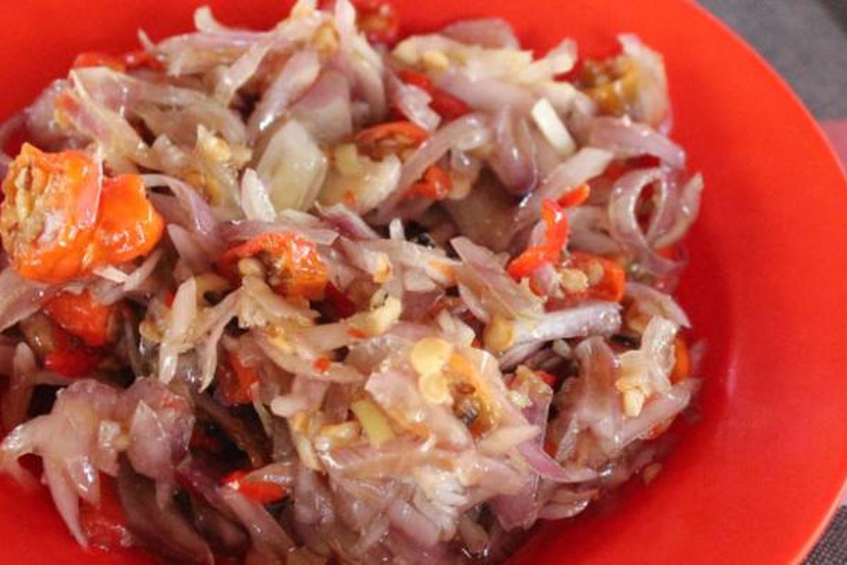 Sambal matah khas Bali.
