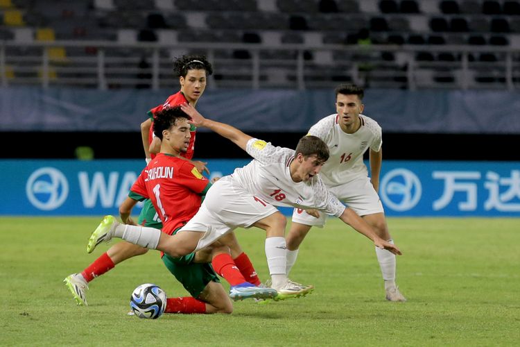 Pemain Timnas Iran mahan Sadhegi dihalau pemain Maroko pada laga babak 16 besar Piala Dunia U17 2023 Indonesia dengan adu penalti 4-1 (1-1) di Stadion Gelora Bung Tomo Surabaya, Jawa Timur, Selasa (21/11/2023) malam.