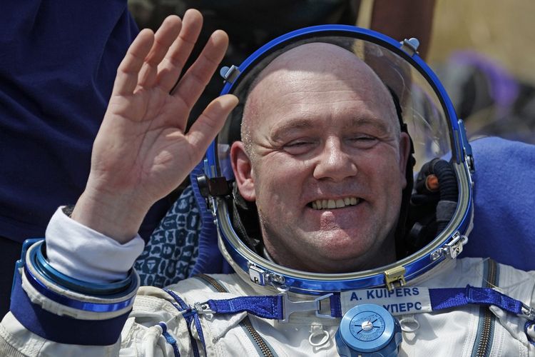 Astronot asal Belanda Andre Kuipers melambaikan tangan setelah mendarat di Dzhezkazgan pada 1 Juli 2012.