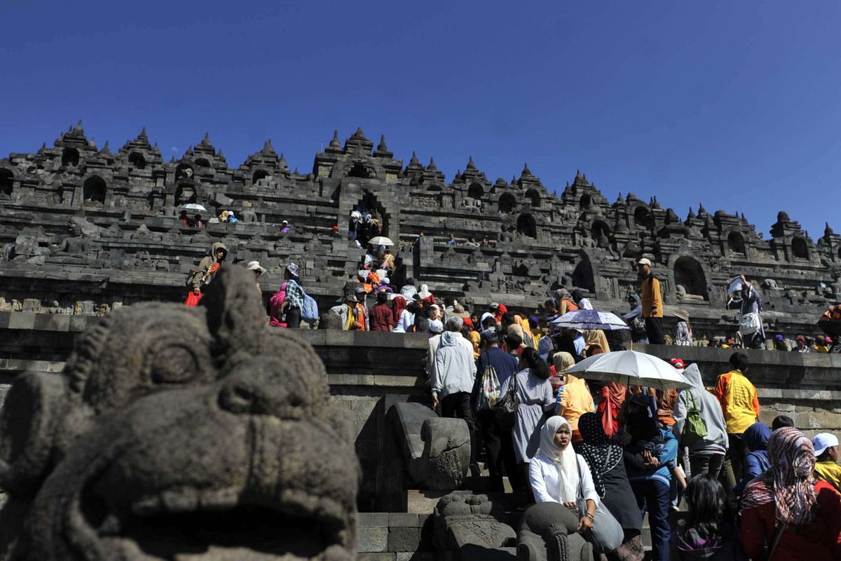 Pengunjung Candi Borobudur Meningkat - Pengunjung berjejal menaiki Candi Borobudur, Magelang, Jawa Tengah, Sabtu (12/5). Menjelang masa liburan sekolah, pengunjung candi tersebut mulai meningkat dari rata-rata 6.000 pengunjung menjadi lebih dari 16.000 pengunjung per hari.

Kompas/Ferganata Indra Riatmoko (DRA)