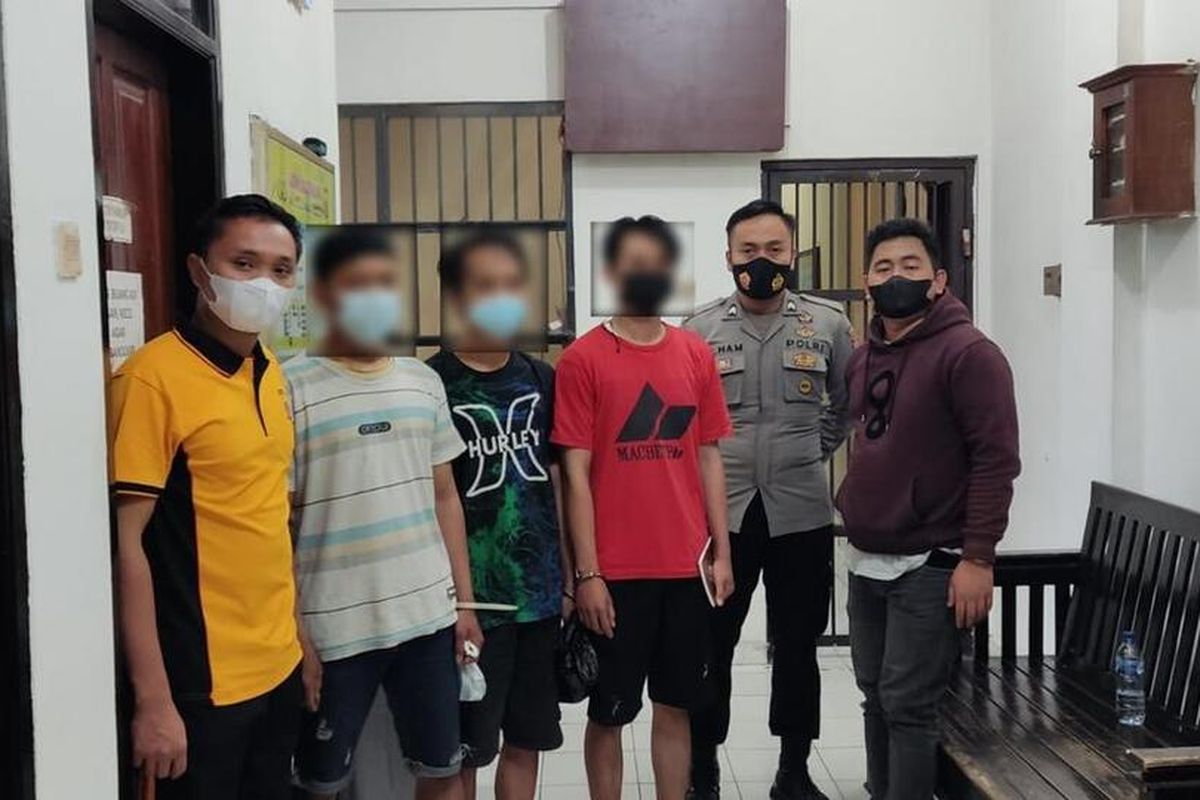 Petugas Kepolisian menunjukkan tiga pemuda pengedar tembakau gorila saat hendak dijebloskan ke ruang tahanan Polresta Tasikmalaya, Senin (13/9/2021).