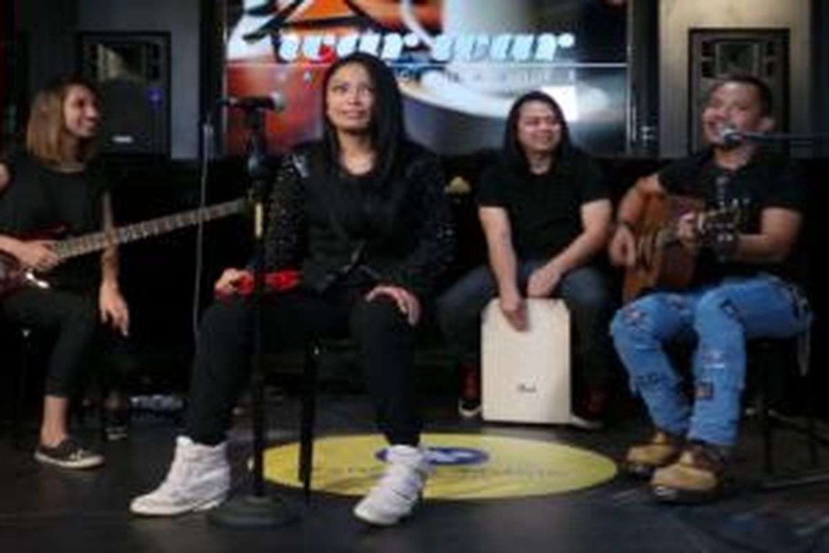 Grup band KotaK tampil tanpa Chua dalam program bincang-bincang musik Warung Warner atau WarWar yang tayang live streaming di Kompas.com, Rabu (15/4/2015).