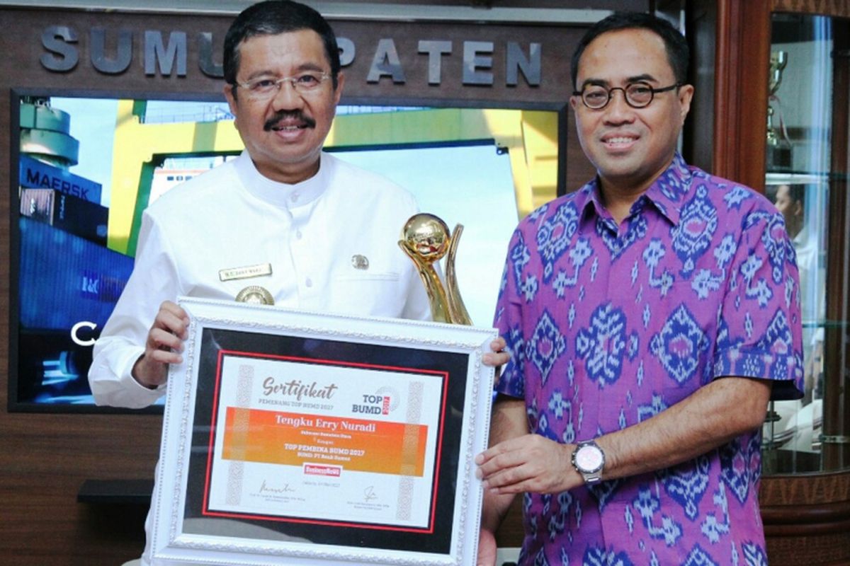 Gubernur Sumatera Utara Erry Nuradi dan Direktur Utama Bank Sumut Edie Rizliyanto mendapat penghargaan dalam event Top BUMD 2017